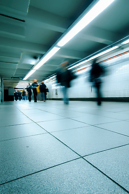 JPG 편집이미지 여행 교통 이동 조명 거리 안전 여러명 걷기 도시 모던 속도 통로 전철역 복잡 의료성형뷰티 편집실사 AI포토 AI인물포토 AI콘텐츠 다수 컨셉 모션 사람 역 CG 파일형식