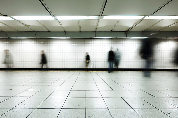 JPG 편집이미지 벽 이동 조명 바닥 사람 환경 촬영 공간 분위기 전철 일과 통행 흐림 발걸음 의료성형뷰티 편집실사 AI포토 AI인물포토 AI콘텐츠 육상교통 컨셉 날씨 대중교통 CG 파일형식