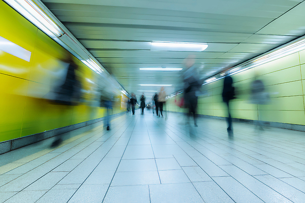 JPG 편집이미지 여행 이동 거리 대중교통 바닥 사람 빛 노란색 도시 전철 군중 혼잡 타일 통로 역동적 의료성형뷰티 편집실사 AI포토 AI인물포토 AI콘텐츠 육상교통 교통수단 컬러 컨셉 CG 파일형식
