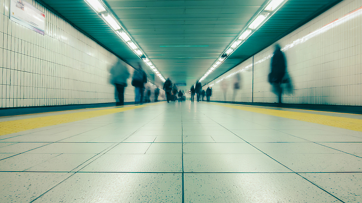 JPG 편집이미지 이동 조명 거리 대중교통 여러명 일상 생활 도시 구조물 전철 혼잡 타일 통로 바쁨 전철역 의료성형뷰티 편집실사 AI포토 AI인물포토 AI콘텐츠 건축 육상교통 교통수단 다수 컨셉 사람 라이프 역 CG 파일형식