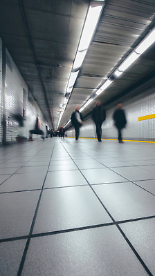 JPG 편집이미지 이동 거리 대중교통 사람 여러명 일상 걷기 도시 전철 역 출근 바쁨 역광 복잡 의료성형뷰티 편집실사 AI포토 AI인물포토 AI콘텐츠 육상교통 교통수단 다수 컨셉 교통시설 모션 라이프 CG 출퇴근 파일형식