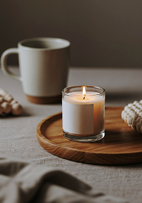 JPG 나무 편집이미지 탁자 휴식 조명 인테리어 분위기 편안함 커피잔 오브젝트 소재 향초 디테일 차분 편집실사 AI포토 AI콘텐츠 식물 디자인 커피 가구 컨셉 초 잔 감각 CG 파일형식