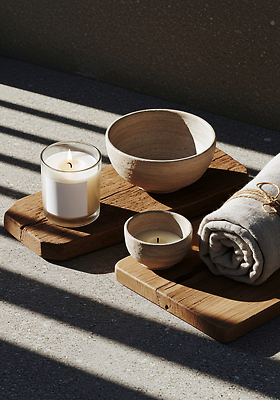 JPG 편집이미지 라이프스타일 그릇 촛불 탁자 인테리어 수건 공간 도자기 분위기 편안함 오브젝트 정리 차분 편집실사 AI포토 AI콘텐츠 식기 디자인 가구 컨셉 초 생활 위생용품 감각 CG 파일형식