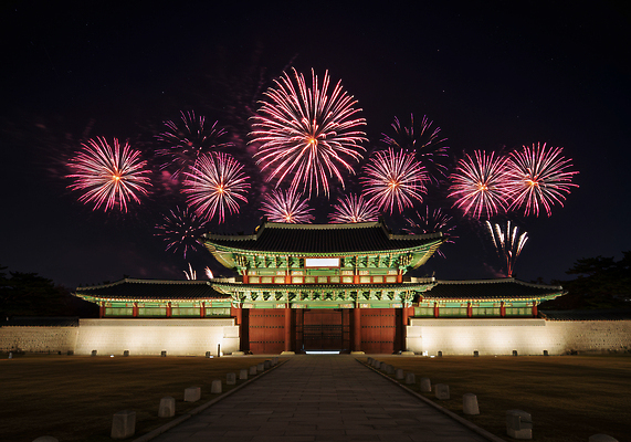 JPG 편집이미지 문화 여행 고건축 야경 하늘 조명 서울 한국 불꽃놀이 이벤트 축제 화려 경복궁 뷰티풀 편집실사 AI포토 AI콘텐츠 건축물 아시아 컨셉 놀이 궁전 야간 CG 파일형식 풍경_경치