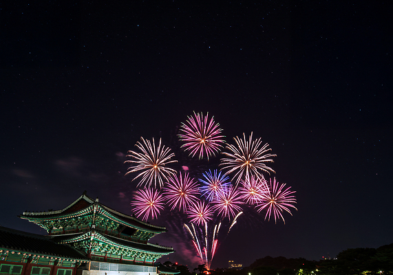 JPG 편집이미지 전통 문화 여행 하늘 서울 불꽃놀이 풍경 여름 축제 궁전 화려 역사 야간 즐거움 시민 편집실사 AI포토 AI콘텐츠 자연요소 계절 감정 컨셉 고건축 놀이 한국 CG 국민 파일형식