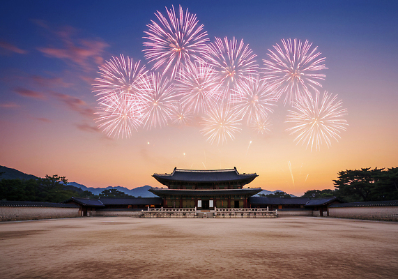 JPG 편집이미지 전통 기념일 문화 컬러 여행 하늘 조명 불꽃놀이 풍경 평화 축제 궁전 저녁 뷰티풀 편집실사 AI포토 AI콘텐츠 컨셉 고건축 놀이 이벤트 야간 CG 파일형식