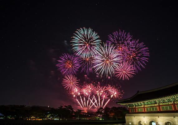 JPG 편집이미지 전통 문화 자연 하늘 불꽃놀이 풍경 이벤트 여름 축제 궁전 화려 야간 뷰티풀 편집실사 AI포토 AI콘텐츠 자연요소 계절 컨셉 고건축 놀이 CG 생태계 파일형식
