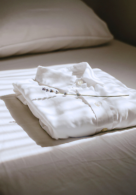 JPG 편집이미지 셔츠 가지 실내 수건 햇빛 깨끗함 흰색 침대 빨래 편안함 오브젝트 정리 부드러움 패브릭 편집실사 AI포토 AI콘텐츠 컬러 가구 컨셉 상의 가사 채소 내부 위생용품 태양 직물 감각 CG 파일형식