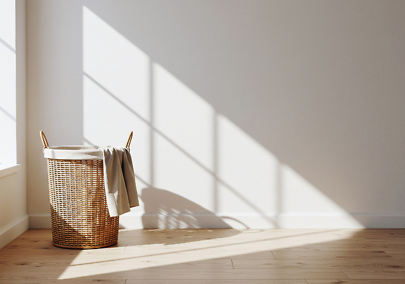 JPG 편집이미지 조명 실내 따뜻함 인테리어 수건 청결 공간 빨래 편안함 오브젝트 나무바닥 직사각형 빨래바구니 편집실사 AI포토 AI콘텐츠 도형 디자인 가사 바닥 내부 위생용품 바구니 감각 위생 CG 파일형식