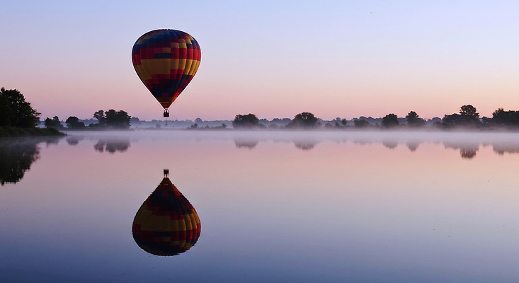 JPG 편집이미지 호수 컬러 여행 자연 하늘 풍경 반사 고요 새벽 안개 열기구 차분 편집실사 AI포토 AI콘텐츠 자연요소 컨셉 항공교통 날씨 CG 생태계 파일형식
