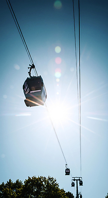 JPG 편집이미지 교통수단 여행 자연 하늘 레저 풍경 일상 도심 아래 태양에너지 케이블카 짚트랙 편집실사 AI포토 AI콘텐츠 교통 라이프 레포츠 도시 그린에너지 방향 CG 생태계 위치 파일형식