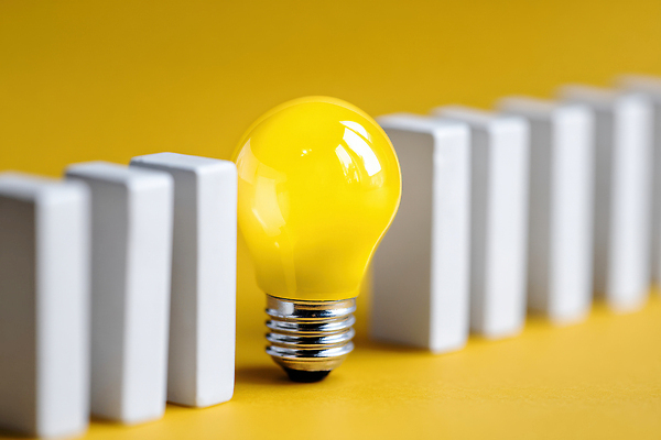 JPG 편집이미지 디자인 예술 전구 조명 실내 장식 인테리어 노란색 흰색 기하학 도미노 영감 창의성 편집실사 AI포토 AI콘텐츠 컬러 무늬 내부 CG 파일형식