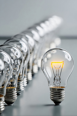 JPG 편집이미지 디자인 전구 조명 아이디어 일상 장식 빛 반사 촬영 투명 전기에너지 오브젝트 줄서기 창의성 강조 편집실사 AI포토 AI콘텐츠 컨셉 모션 라이프 에너지 CG 파일형식