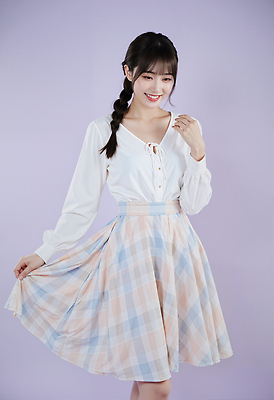 JPG 편집이미지 옷 여자 패션 포즈 회색배경 미소 뷰티 즐거움 모던 체크스커트 의료성형뷰티 스타일 편집실사 AI포토 AI인물포토 AI콘텐츠 감정 백그라운드 표정 사람 치마 회색 CG 파일형식