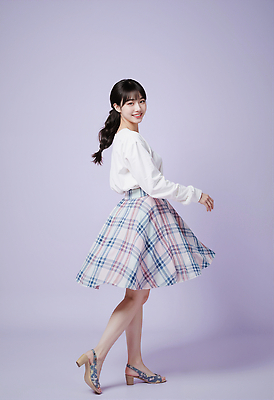 JPG 편집이미지 여자 패션 조명 미소 캐주얼 치마 분위기 즐거움 체크표시 회전 긍정적 의료성형뷰티 스타일 편집실사 AI포토 AI인물포토 AI콘텐츠 옷 감정 컨셉 하의 표정 사람 CG 확인 파일형식