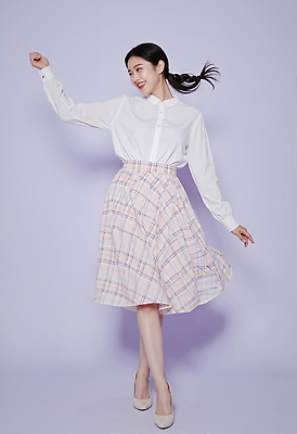 JPG 모델 편집이미지 옷 패션 분홍색 백그라운드 셔츠 표정 치마 촬영 기쁨 흰색 분위기 체크무늬 회전 의료성형뷰티 스타일 편집실사 AI포토 AI인물포토 AI콘텐츠 감정 컬러 컨셉 상의 무늬 하의 CG 파일형식
