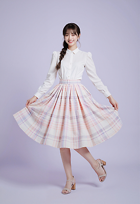 JPG 편집이미지 옷 패션 포즈 셔츠 패턴 조명 실내 밝음 웃음 소녀 치마 머리카락 체크표시 의료성형뷰티 스타일 편집실사 AI포토 AI인물포토 AI콘텐츠 여자 어린이 상의 무늬 하의 표정 내부 머리 CG 확인 파일형식