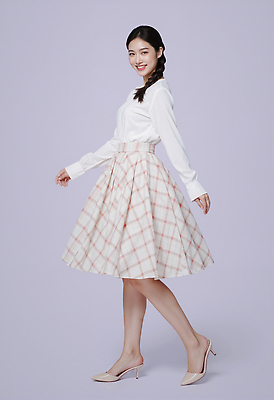 JPG 모델 편집이미지 헤어스타일 옷 여자 패션 신발 미소 치마 뷰티 걷기 우아함 블라우스 체크무늬 의료성형뷰티 브이넥 스타일 편집실사 AI포토 AI인물포토 AI콘텐츠 컨셉 상의 티셔츠 무늬 모션 하의 표정 사람 CG 파일형식