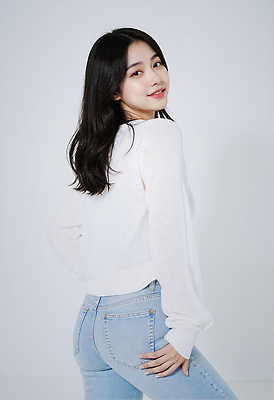 JPG 모델 편집이미지 옷 패션 포즈 스튜디오 미소 흰색 청바지 뒤돌아보기 스웨터 뷰티풀 의료성형뷰티 스타일 편집실사 AI포토 AI인물포토 AI콘텐츠 컬러 상의 바지 모션 표정 CG 파일형식
