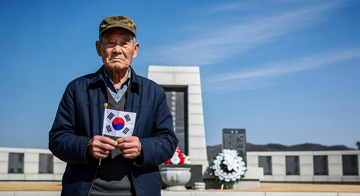 JPG 편집이미지 노년 상징 한국 조형물 평화 역사 추억 태극기 전쟁 희생 기념관 안보 추모 의료성형뷰티 편집실사 AI포토 AI인물포토 AI콘텐츠 아시아 컨셉 미술 성인 국기 CG 파일형식