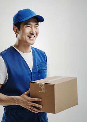 JPG 편집이미지 직업 모자 남자 미소 웃음 일상 상자 조끼 택배기사 배달원 고객 서비스 택배 전달 의료성형뷰티 편집실사 AI포토 AI인물포토 AI콘텐츠 택배없는날 잡화 표정 사람 라이프 외투 운송업 CG 제도 파일형식