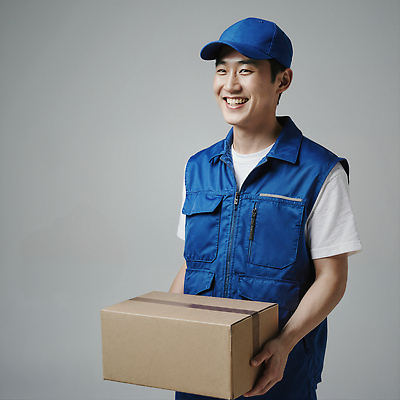 JPG 편집이미지 직업 남자 포장 모션 친절 표정 작업복 미소 상자 기쁨 택배기사 상품 배송 서비스 모던 의료성형뷰티 편집실사 AI포토 AI인물포토 AI콘텐츠 택배없는날 옷 감정 사람 배달원 CG 제도 파일형식