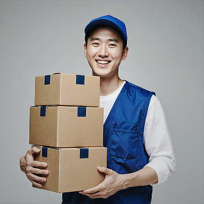 JPG 편집이미지 직업 포즈 유니폼 응원 실내 밝음 미소 상자 작업 택배기사 배송 직원 오브젝트 서비스 택배 물류 의료성형뷰티 편집실사 AI포토 AI인물포토 AI콘텐츠 택배없는날 옷 표정 내부 운송업 배달원 CG 제도 파일형식