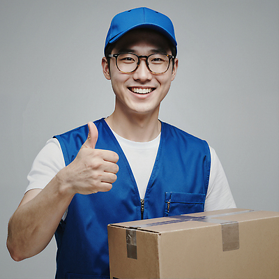 JPG 편집이미지 직업 남자 모션 표정 미소 웃음 사람 청년 상자 기쁨 엄지손가락 택배기사 배달원 서비스 긍정적 의료성형뷰티 편집실사 AI포토 AI인물포토 AI콘텐츠 택배없는날 감정 손가락 성인 CG 제도 파일형식