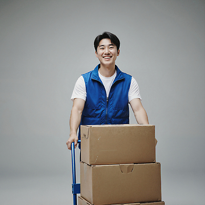 JPG 편집이미지 남자 미소 청년 일상 상자 환경 에너지 구직 작업 운반 센터 전문직 택배기사 물류 긍정적 의료성형뷰티 편집실사 AI포토 AI인물포토 AI콘텐츠 택배없는날 직업 감정 컨셉 표정 사람 성인 라이프 배달원 CG 제도 파일형식