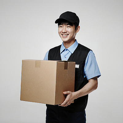 JPG 편집이미지 손 남자 유니폼 비즈니스 웃음 상자 작업 택배기사 배달원 고객 배송 서비스 택배 준비 의료성형뷰티 편집실사 AI포토 AI인물포토 AI콘텐츠 택배없는날 직업 옷 표정 사람 신체부위 운송업 CG 제도 파일형식