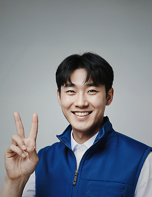 JPG 편집이미지 옷 남자 포즈 백그라운드 손가락 표정 밝음 미소 사람 손짓 평화 카메라 청바지 택배기사 의료성형뷰티 편집실사 AI포토 AI인물포토 AI콘텐츠 택배없는날 손 컨셉 바지 모션 전자제품 배달원 CG 제도 파일형식