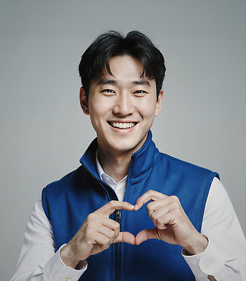 JPG 편집이미지 손 남자 감정 얼굴 포즈 친절 따뜻함 사랑 미소 우정 매력적 하트 표현 조끼 택배기사 소통 의료성형뷰티 편집실사 AI포토 AI인물포토 AI콘텐츠 택배없는날 모양 컨셉 표정 사람 신체부위 친구 외투 배달원 CG 제도 파일형식