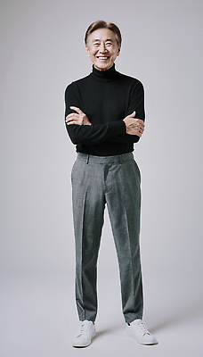 JPG 모델 편집이미지 패션 남자 포즈 조명 실내 표정 미소 터틀넥 모던 독창 시크 의료성형뷰티 스타일 편집실사 AI포토 AI인물포토 AI콘텐츠 사람 내부 스웨터 CG 파일형식