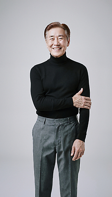 JPG 편집이미지 옷 남자 포즈 미소 사람 검은색 촬영 회색 앤티크 자신감 편안함 터틀넥 의료성형뷰티 스타일 편집실사 AI포토 AI인물포토 AI콘텐츠 감정 컬러 표정 감각 스웨터 CG 파일형식