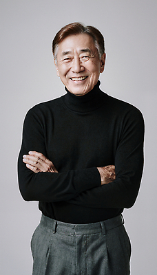 JPG 편집이미지 옷 패션 노년 남자 포즈 백그라운드 미소 매력적 터틀넥 심플 자부심 의료성형뷰티 스타일 편집실사 AI포토 AI인물포토 AI콘텐츠 컨셉 표정 사람 성인 스웨터 CG 파일형식