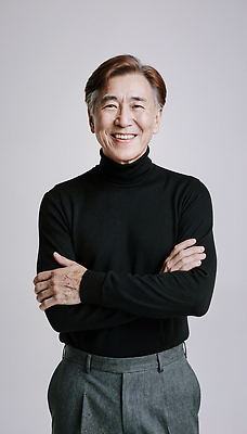 JPG 편집이미지 패션 남자 중년 포즈 스튜디오 표정 미소 웃음 촬영 자신감 고급 터틀넥 의료성형뷰티 스타일 편집실사 AI포토 AI인물포토 AI콘텐츠 감정 컨셉 사람 성인 스웨터 CG 파일형식