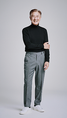 JPG 편집이미지 옷 패션 남자 포즈 바지 스튜디오 미소 사람 촬영 자신감 분위기 편안함 스웨터 의료성형뷰티 스타일 편집실사 AI포토 AI인물포토 AI콘텐츠 감정 컨셉 상의 하의 표정 감각 CG 파일형식