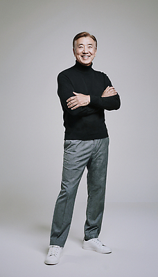 JPG 편집이미지 옷 패션 남자 포즈 스튜디오 조명 미소 검은색 매력적 자신감 분위기 우아함 연령 터틀넥 의료성형뷰티 스타일 편집실사 AI포토 AI인물포토 AI콘텐츠 감정 컬러 컨셉 표정 사람 스웨터 CG 파일형식