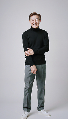 JPG 편집이미지 패션 남자 포즈 백그라운드 바지 미소 세트 카메라 검은색 회색 터틀넥 자태 의료성형뷰티 스타일 편집실사 AI포토 AI인물포토 AI콘텐츠 컬러 하의 표정 사람 전자제품 스웨터 CG 파일형식