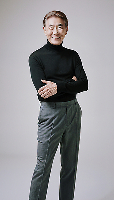 JPG 편집이미지 옷 패션 남자 중년 포즈 바지 미소 사람 회색 자신감 터틀넥 의료성형뷰티 스타일 편집실사 AI포토 AI인물포토 AI콘텐츠 감정 컬러 하의 표정 성인 스웨터 CG 파일형식