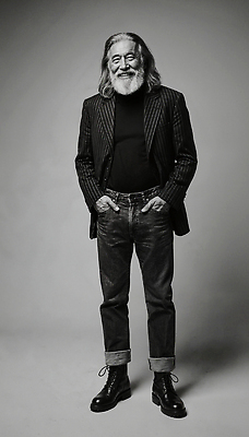 JPG 편집이미지 옷 패션 남자 포즈 열쇠 흑백 정장 캐주얼 자신감 우아함 턱수염 초상화 의료성형뷰티 스타일 편집실사 AI포토 AI인물포토 AI콘텐츠 감정 컨셉 수염 촬영기법 사람 CG 그림 파일형식