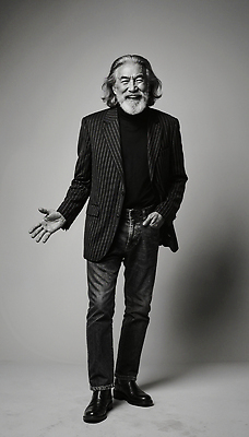 JPG 편집이미지 옷 패션 남자 얼굴 중년 포즈 백그라운드 흑백 미소 사람 카메라 촬영 매력적 세미정장 의료성형뷰티 스타일 편집실사 AI포토 AI인물포토 AI콘텐츠 컨셉 촬영기법 표정 정장 성인 신체부위 전자제품 CG 파일형식