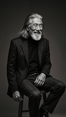 JPG 편집이미지 옷 남자 포즈 스튜디오 미소 앉기 캐주얼 촬영 백발 뷰티풀 의료성형뷰티 편집실사 AI포토 AI인물포토 AI콘텐츠 헤어스타일 모션 표정 사람 CG 파일형식