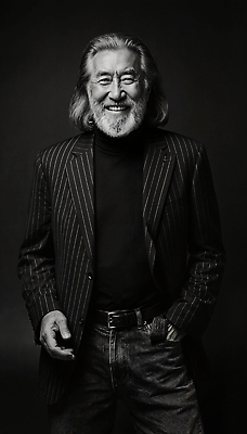 JPG 편집이미지 옷 패션 남자 중년 포즈 미소 정장 평화 줄무늬 유머 턱수염 의료성형뷰티 스타일 세련 편집실사 AI포토 AI인물포토 AI콘텐츠 감정 컨셉 무늬 수염 표정 사람 성인 CG 파일형식