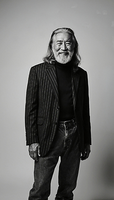 JPG 편집이미지 옷 패션 남자 포즈 미소 카메라 백발 우아함 카디건 긴바지 의료성형뷰티 스타일 편집실사 AI포토 AI인물포토 AI콘텐츠 헤어스타일 컨셉 바지 표정 사람 전자제품 외투 CG 파일형식