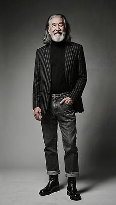 JPG 편집이미지 패션 남자 중년 포즈 바지 스튜디오 사람 검은색 줄무늬 자신감 고급 모던 의료성형뷰티 스타일 편집실사 AI포토 AI인물포토 AI콘텐츠 감정 컬러 컨셉 무늬 하의 성인 CG 파일형식