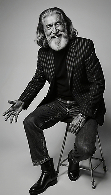 JPG 모델 편집이미지 옷 패션 남자 포즈 백그라운드 표정 미소 앉기 검은색 장비 흰색 연령 의료성형뷰티 스타일 편집실사 AI포토 AI인물포토 AI콘텐츠 컬러 모션 사람 CG 파일형식