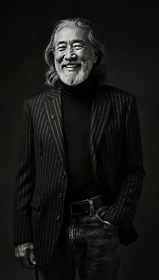 JPG 편집이미지 패션 남자 백그라운드 수염 흑백 미소 정장 고요 백발 자아 의료성형뷰티 스타일 편집실사 AI포토 AI인물포토 AI콘텐츠 헤어스타일 옷 촬영기법 표정 사람 CG 파일형식