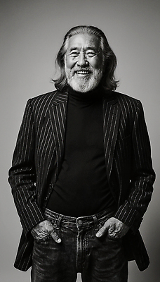 JPG 편집이미지 헤어스타일 패션 남자 포즈 흑백 미소 사람 정장 백발 자신감 고급 초상화 의료성형뷰티 스타일 세련 편집실사 AI포토 AI인물포토 AI콘텐츠 옷 감정 컨셉 촬영기법 표정 CG 그림 파일형식