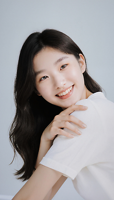 JPG 편집이미지 긴머리 헤어스타일 여자 행복 포즈 조명 표정 미소 촬영 매력적 부드러움 뷰티풀 의료성형뷰티 스타일 편집실사 AI포토 AI인물포토 AI콘텐츠 감정 컨셉 사람 감각 CG 파일형식